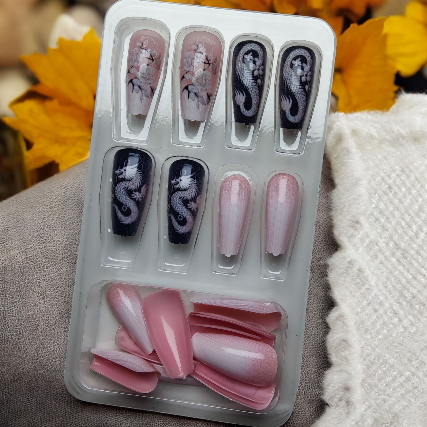 Fekete rózsaszín sárkány mintával