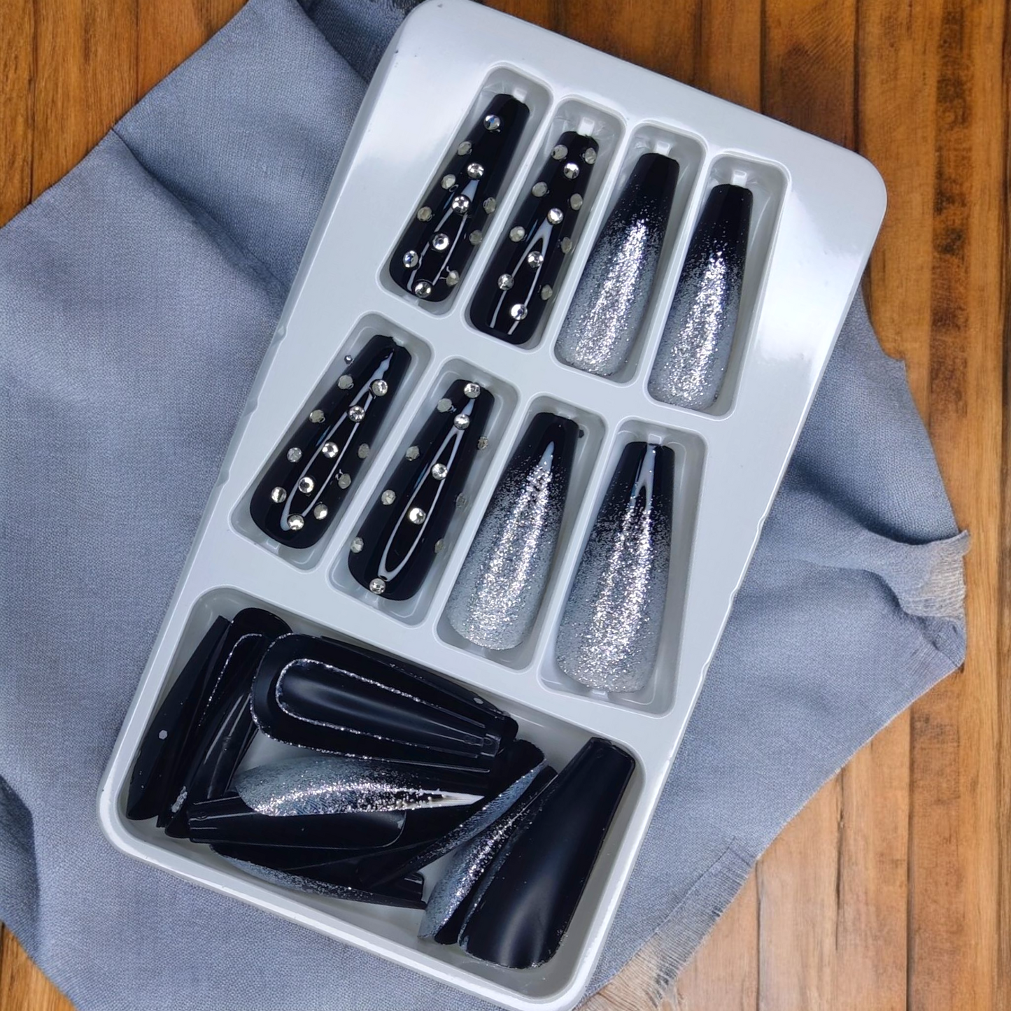 Fekete ezüst kövekkel