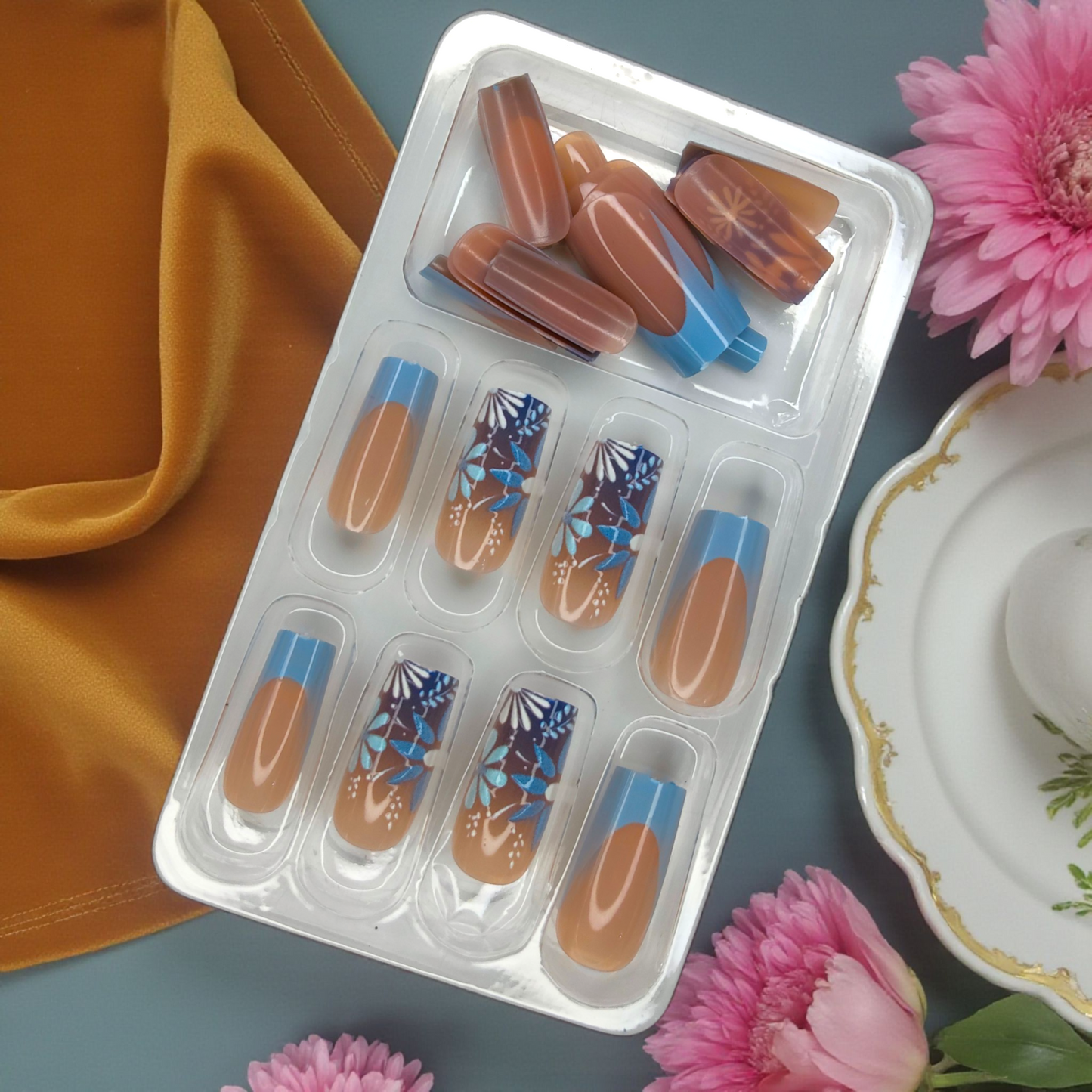 Virágos kék francia